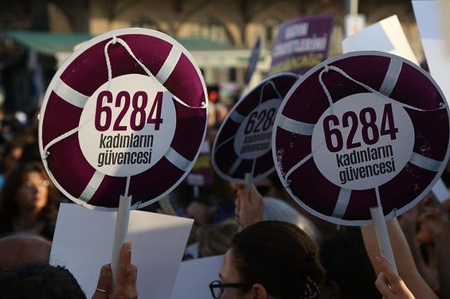 Sözleşme, kadına yönelik şiddeti, kadına yönelik ayrımcılığın bir türü ve bir insan hakkı ihlali olarak kabul ediyor. Toplumsal cinsiyete dayalı şiddeti de kadına kadın olmasından dolayı uygulanan ve kadınları orantısız biçimde etkileyen şiddet olarak tanımlıyor.