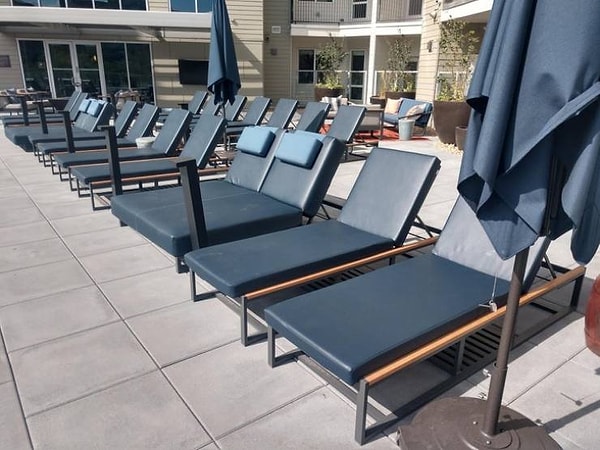 10. Темно-синие, почти черные виниловые шезлонги для бассейна - кто думал, что это хорошая идея?