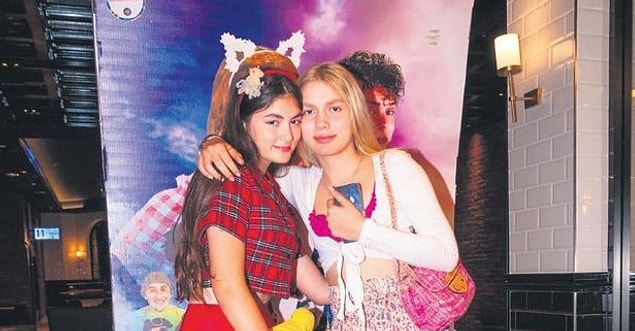 Oyunculuk ile gösteri dünyasına adım atsa da, ileride şarkıcılık da yapacağını belirtiyor.