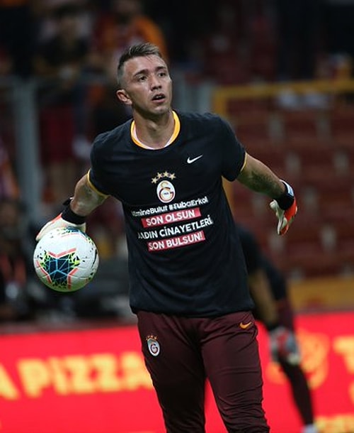 Galatasaraylı ve Konyasporlu futbolcular, Emine Bulut ve Tuba Erkol'u maç öncesinde andı.