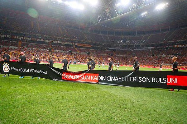 Galatasaray ısınmaya; "#EmineBulut #TubaErkol son olsun, kadın cinayetleri son bulsun!" pankartıyla çıktı.