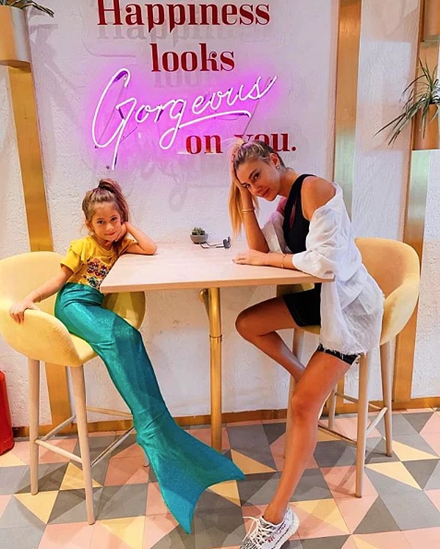 5. Şeyma Subaşı olmasa magazin dünyası kendini yok eder. Bu kez de kızı Melisa'ya giydirdiği deniz kızı kıyafeti sebebiyle gündem oldu Şeyma.