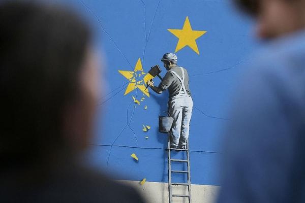 Mayıs 2017'de beliren resimde bir inşaat işçisi AB bayrağındaki bir yıldızı elindeki keskiyle parçalıyordu.