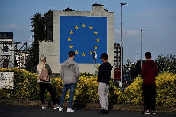Banksy, Fransa'nın Calais kentine seferlerin yapıldığı Dover Feribot Terminali yakınlarındaki metruk binaya 'Brexit' çalışmasını yapmıştı.