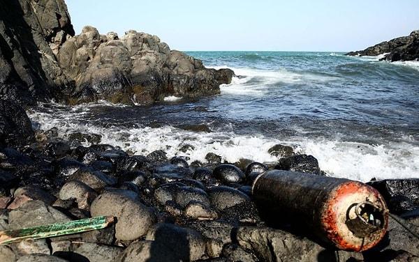 Şile sahilinde Karaburun mevkii siyaha boyanırken çevre sakinleri bunun nedeninin gemiden sızan yakıtın olduğunu öne sürdü.