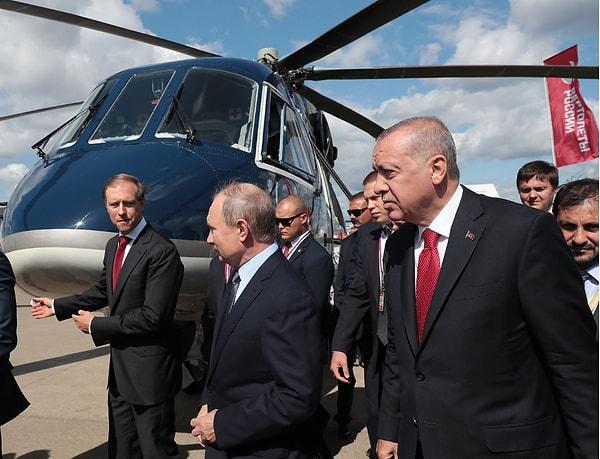 Fuar alanındaki stantları gezen Cumhurbaşkanı Erdoğan, uçak ve helikopterler hakkında yetkililerden bilgi aldı.