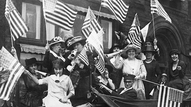 1920 - ABD'de kadınlar ilk kez oy kullandı.