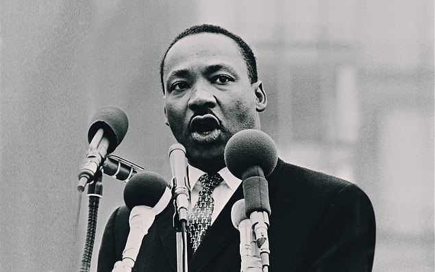 1963 - ABD'de Güney'den başlayan "Sivil Haklar Yürüyüşü" Washington'da Lincoln anıtı önünde son buldu. Martin Luther King, Jr., 200.000 kişiye hitaben I have a dream - bir hayalim var- diye başlayan ünlü konuşmasını yaptı.
