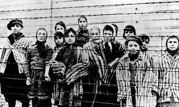 1933 - Almanya'da Yahudiler toplama kamplarına gönderilmeye başlandı.