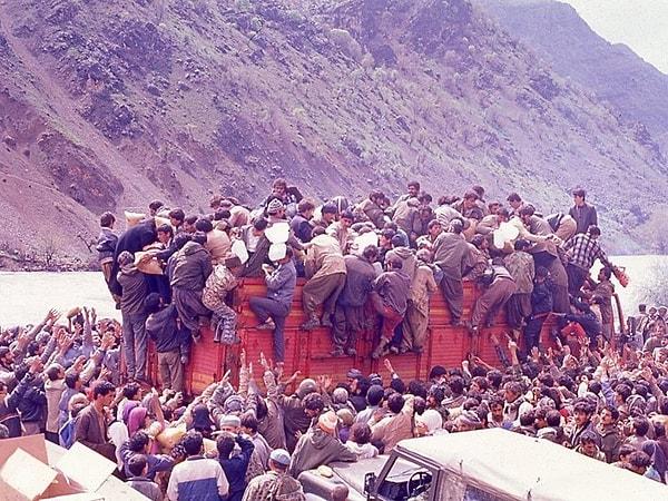 1988 - Irak ordusundan kaçan binlerce Kürt Türkiye sınırına yığılmıştı. Hükümet sınırları açmaya karar verdi. Binlerce Kürt Hakkâri'nin Çukurca ve Uludere ilçelerine sığındı.