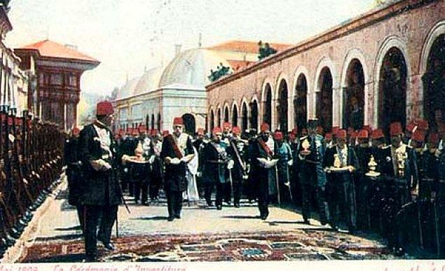 1918 - Vahdettin padişah oldu. O gün, Osmanlı tarihindeki son kılıç kuşanma töreni yapılmış oldu.
