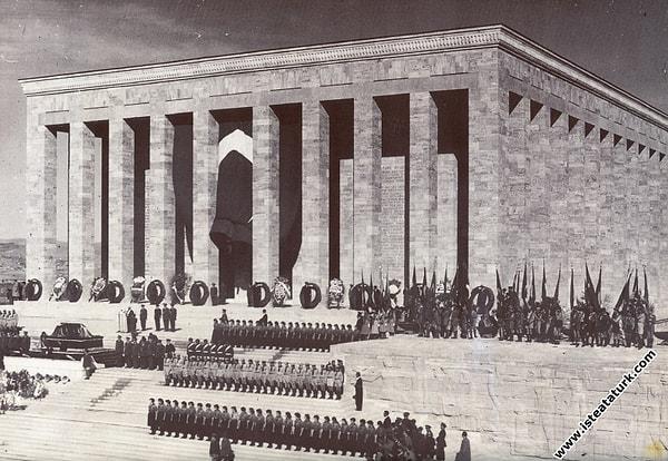 1953 - Anıtkabir'in açılışı yapıldı ve Mustafa Kemal Atatürk'ün naaşı koyuldu.