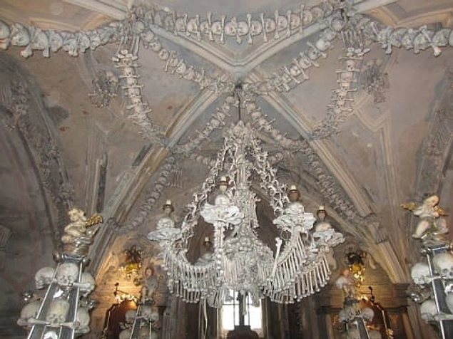 Çek Cumhuriyeti'nde, 10.000 ölü insanın kemikleri ile süslenmiş bir kilise var.