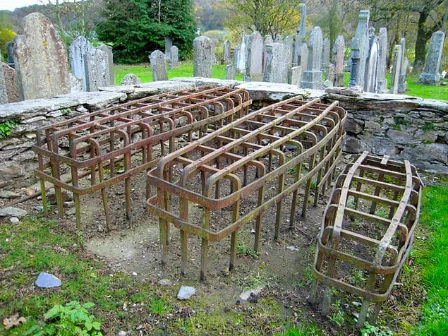 Bu mortese adı verilen kafesler, tabutları ve ölüleri mezar soyguncularından korumak için tasarlanmış.