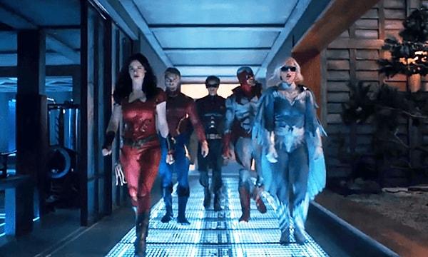 DC evreninde geçen dizinin ikinci sezonunda Dick Grayson, Trigon ile olan mücadeleleri sırasında Deathstroke’un geri dönmesi üzerine Titan’ları yeniden bir araya getirmeye çalışıyor.