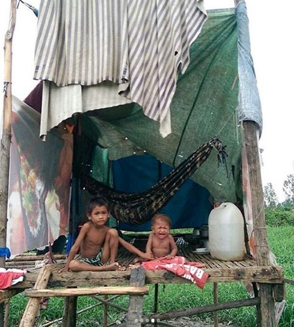Kamboçya'da bir köydeki evler 2 yıl önce yaşanan muson yağmurlarında zarar görmüş,