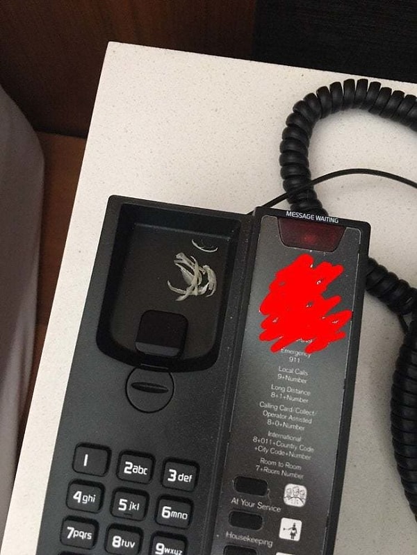 3. "Я работаю в отеле. Сегодня я нашел вот это во время проверки комнат."