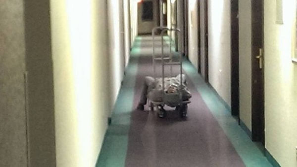 5. "Я работаю в третью смену в отеле. На протяжении десяти минут один чувак спорил с персоналом, доказывая, что он остановился в номере 227. У нас нет комнаты с таким номером. Он пришел в другой отель. С новым годом, так сказать :) "