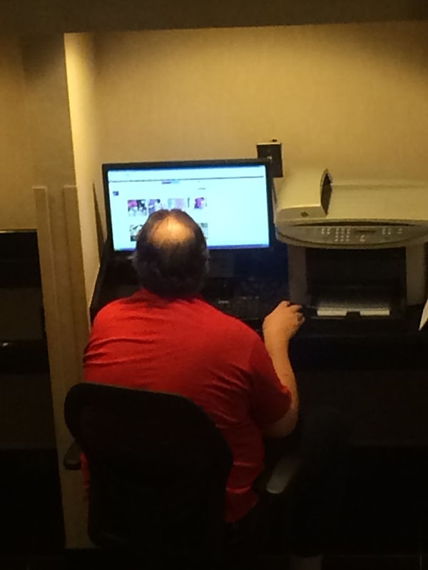 12. Чувак, который смотрит порно за компьютером в лобби отеля
