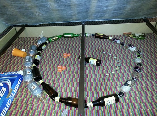 15. "Я работаю в отеле. Вот, что я нашел под одной из кроватей после гостей."