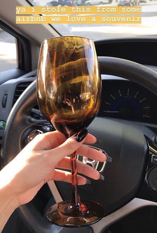 23. У меня есть знакомые, которые забывают о том, что квартиры на Airbnb - это чей-то дом."