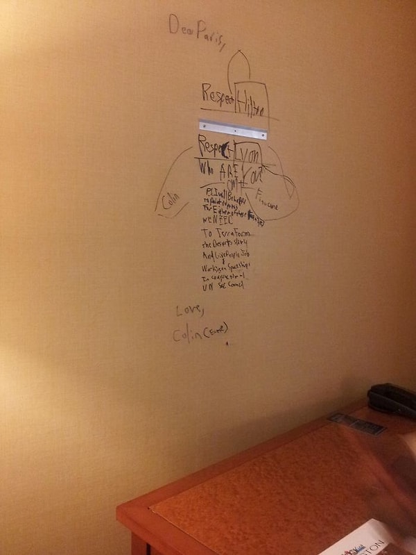 31. "Я работаю в отеле. Гость сказал, что он создал произведение искусства, которое он хотел продать Пэрис Хилтон. Мы пошли в его номер и нашли вот это."