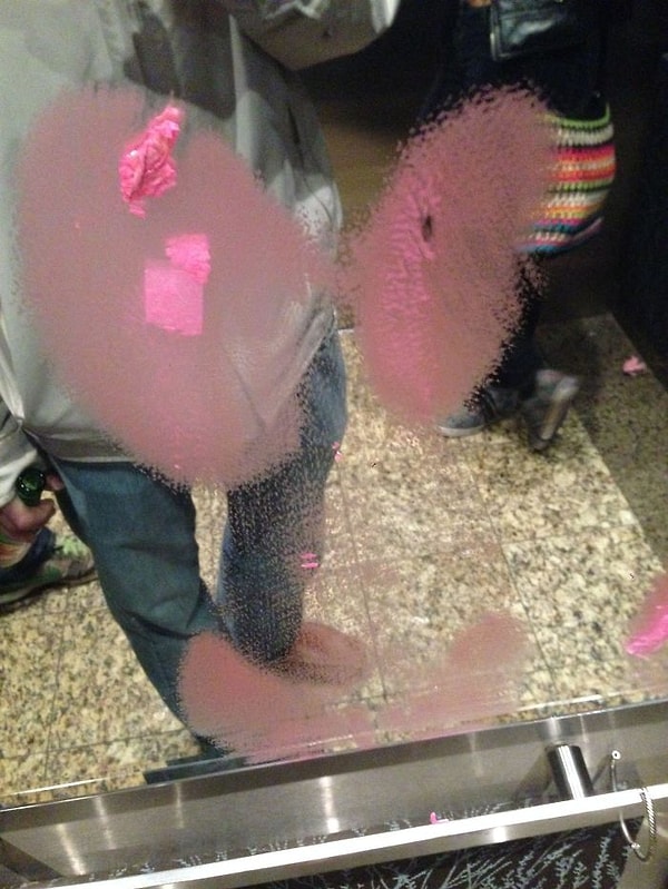 35. В лифте отеля после сами знаете чего...