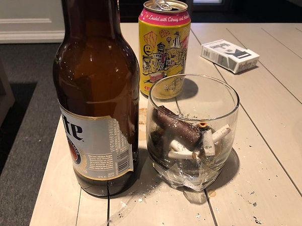 38. Некоторые оставляют окурки в стеклянно посуде отеля.