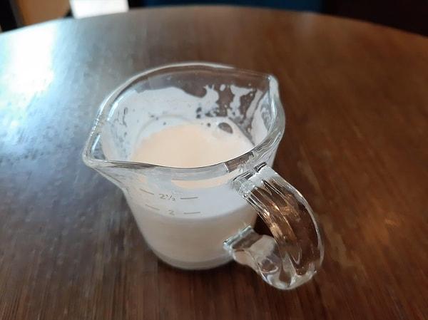 5. Japonya'daki süt bardaklarında hem sağ ellerini kullananlar için hem sol elini kullananlar için sütü kolaylıkla dökebileceğiniz bölmeler var.