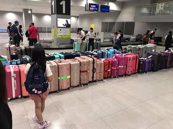12. Japonya'daki havaalanları, yolcuların bavullarını kolayca bulabilmeleri için onları renklerine göre düzenler.
