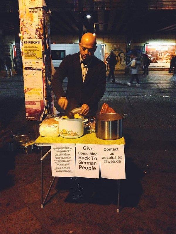 16. Suriyeli bir mülteci olan Alex Assali, Almanya'da evsizler için sokakta yemek pişiriyor.