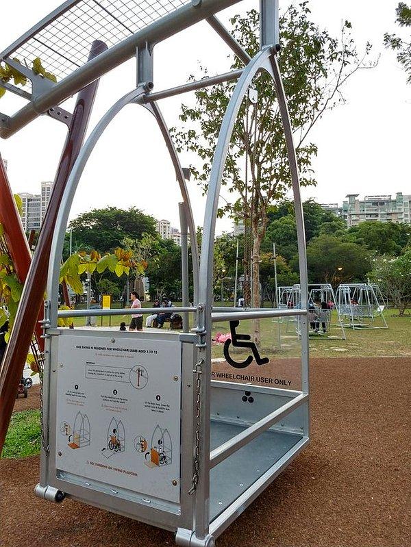 21. Singapur'da bir parkta tekerlekli sandalye kullananlar için yapılmış bir salıncak.