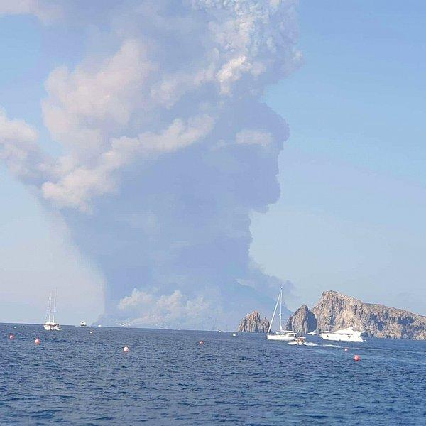 İtalya'nın güneyindeki Sicilya Adası'nın yakınındaki Eolie takımadalarından Stromboli Yanardağı'nın patlamasıyla bölgede yaşayanlar panik yaşarken, evlerin çatılarına kül yağdı.