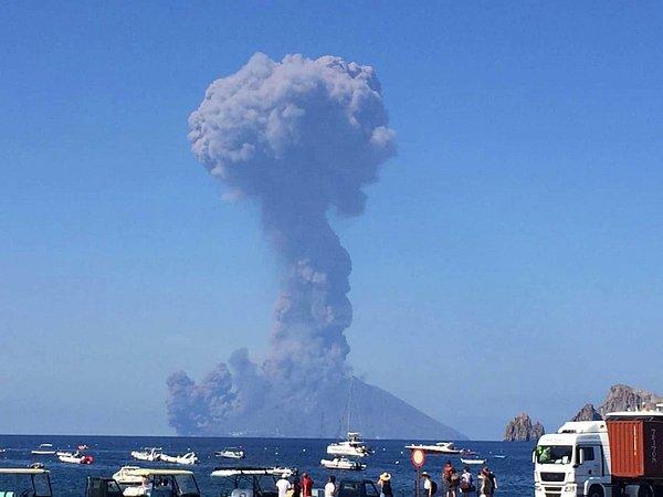 Yanardağ, 3 Temmuz'da da kuvvetli patlamayla lav püskürtmüş, olay sırasında dağa tırmanan bir turist hayatını kaybetmişti.