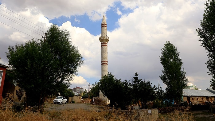 Görenler Şaşkın: Minare, Camiden 100 Metre Uzakta ve 16 Yıldır Tek Başına