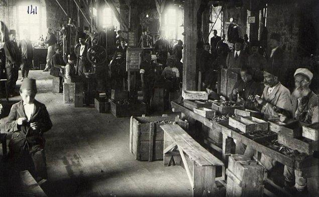Askeri fabrikada fişek yapımı