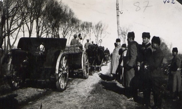 Bir topçu birliğinin selamlama görüntüsü