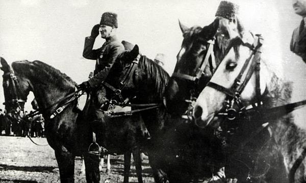 Atatürk'ün bir merasim anındaki fotoğrafı