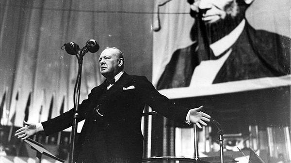 1. Winston Churchill, 2. Dünya Savaşı sırasında hava yoluyla seyahat ederken basınçlı bir “Yaşam Bölmesi'nde" tutuluyordu.