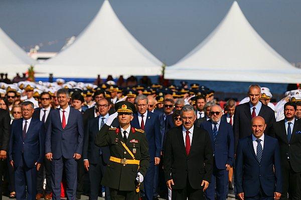 30 Ağustos Zafer Bayramı'nın 97. yıl dönümü İzmir'de de Cumhuriyet Meydanı'ndaki Atatürk Anıtı'na çelenk sunma töreniyle başladı.