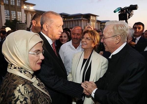 Eski Başbakan Tansu Çiller de geceye eşi Özer Çiller ile birlikte katıldı ve Erdoğan çifti ile bir süre sohbet etti.