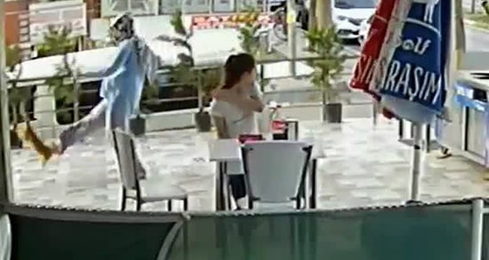 İş Yerinin Önünden Geçen Kediyi Tekmeledi: 'Adli İşlemler İçin Başvuruda Bulunacağız'