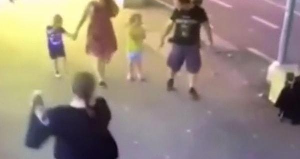 3 yaşındaki çocuk, annesi babası ve kardeşiyle el ele yolda yürürken aniden bir kadının saldırısına uğradı.