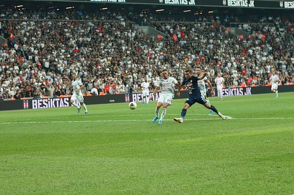 Ancak Çaykur Rizespor 37.dakikada Oğulcan Çağlayan'ın golüyle ilk yarıyı 1-0 önde kapattı.
