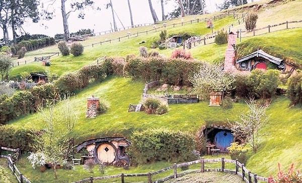 4. Meşhur Hobbit köyü ne zaman açılmıştı?