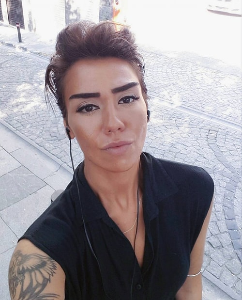 Umarız ki bu süreci sevdiklerinle birlikte ve istediğin bir şekilde tamamlarsın. Biz seni Doruk olarak çok sevdik. Ayrıca çok da yakışıklısın be! 😎