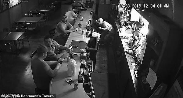 Güvenlik kamerasınca kaydedilen görüntülerde, soyguncunun içeriye daldığı, barmen ve diğer müşterilerin ellerini havaya kaldırarak panik olduğu görüldü.