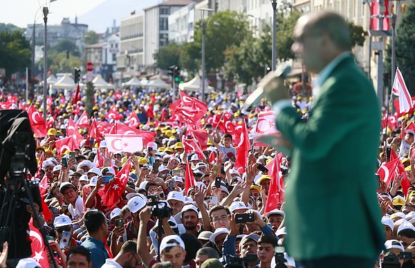 "Bakıyorsunuz, teröre bulaşmış olanlarla el ele"