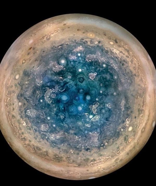 10. Jüpiter'in Dünya'dan asla gözlemlenemeyecek kısmını şimdi gözlemliyoruz.