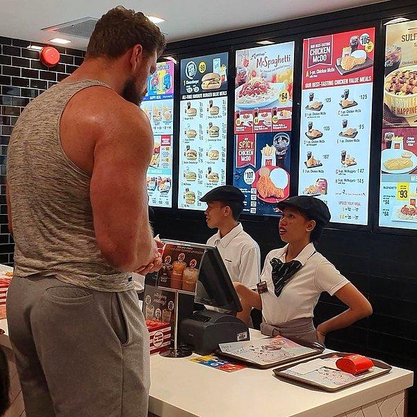 4. Dünyadaki en uzun boylu vücut geliştirici Oliver Richards Filipinlerde bir McDonald’s'ta. 😂